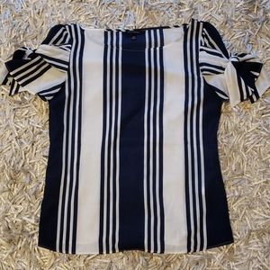Short sleeve with blouse with sleeve ties
